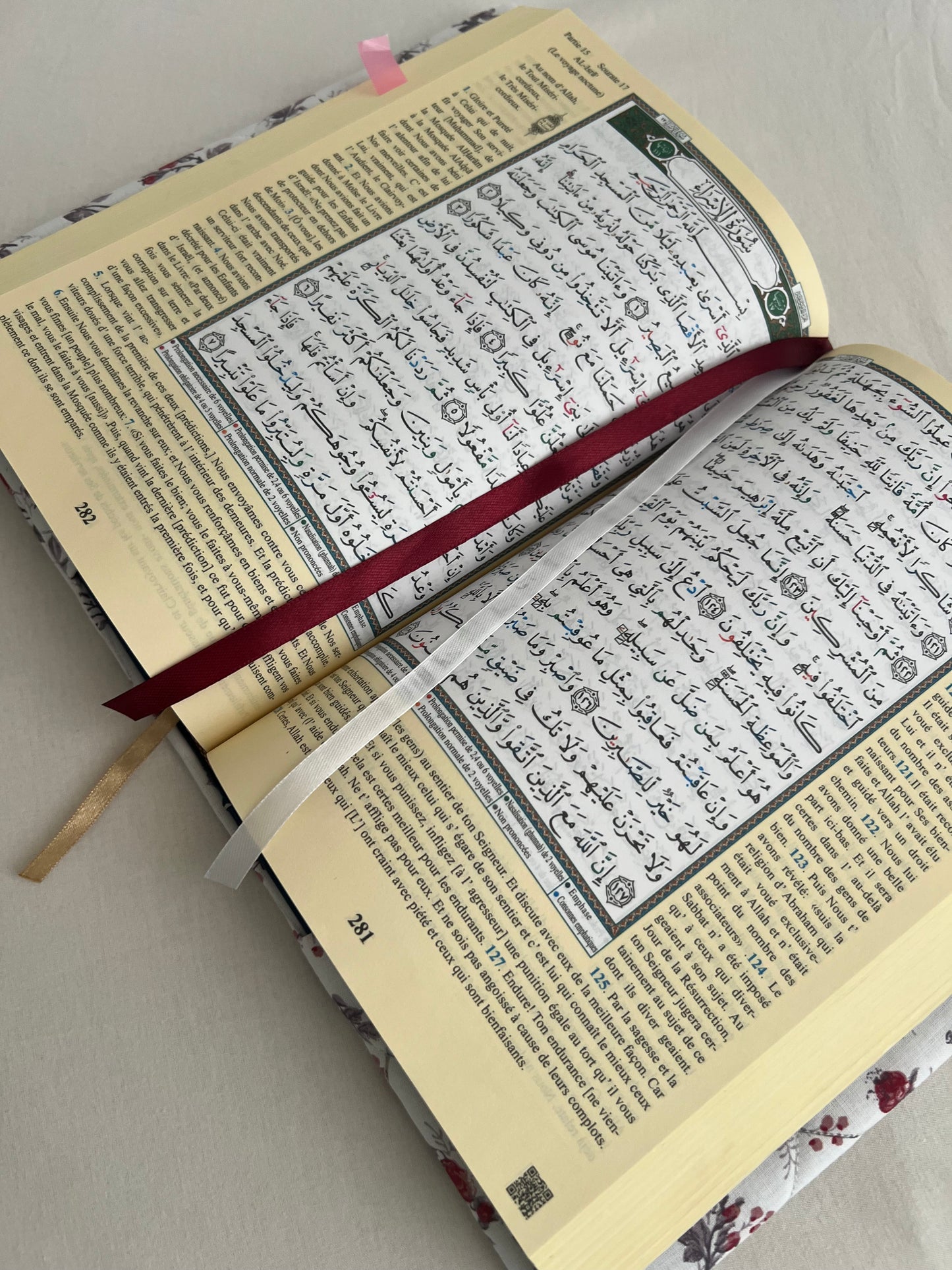 Protège-Coran fleuris effet matelassé - tawbah ou tajwid