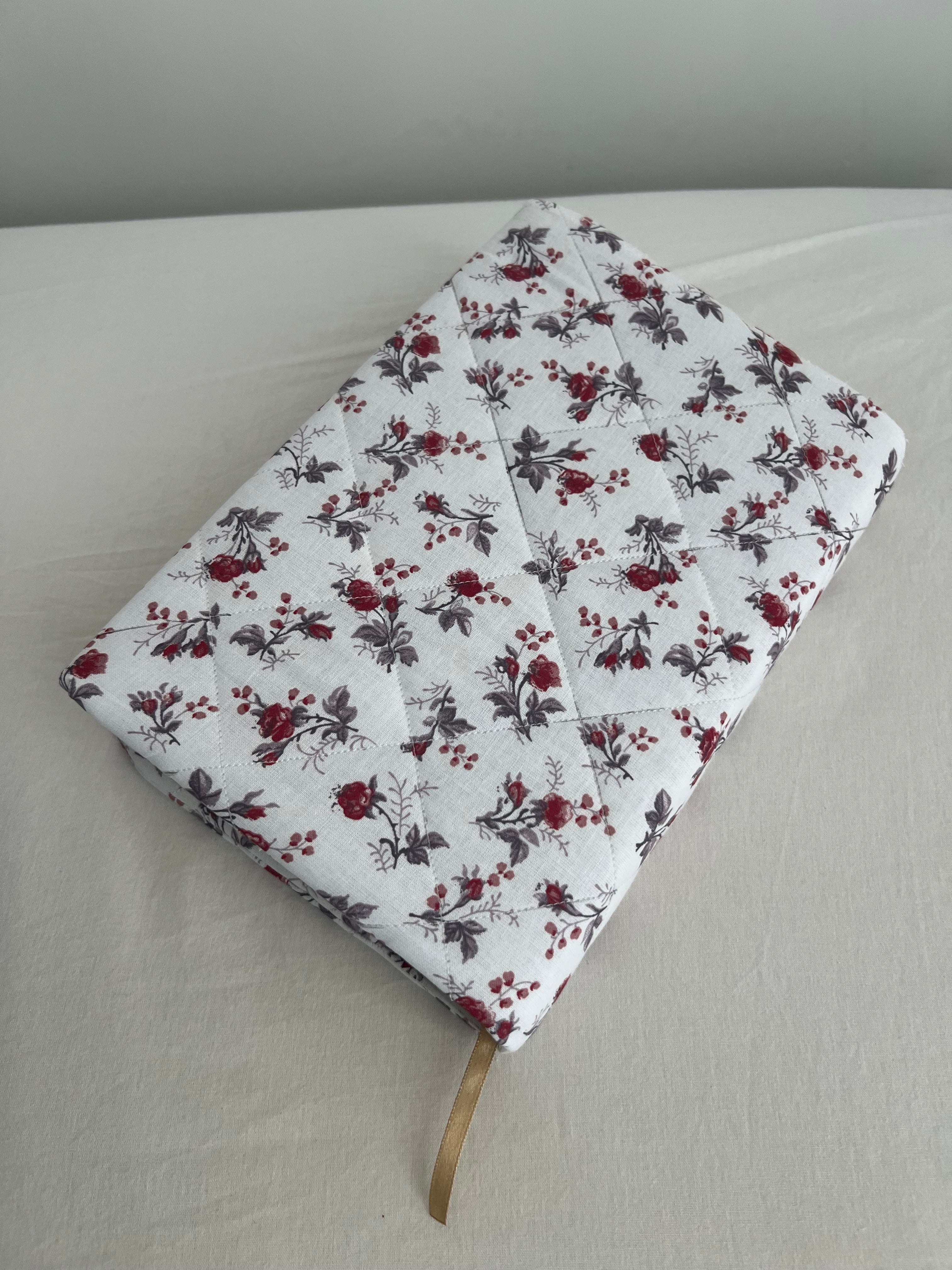 Protège-Coran fleuris effet matelassé - tawbah ou tajwid ou autre